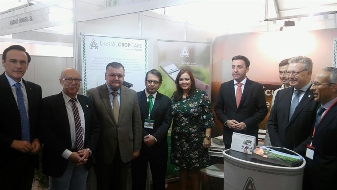 Carrillo y Domínguez (cuarto por la dcha.) en la inauguración de Fimart