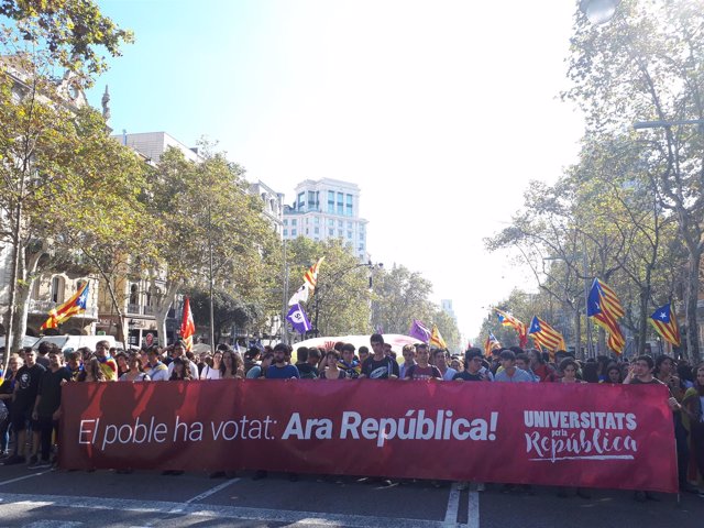 Manifestación de estudiantes en Barcelona: 'Ara República!'