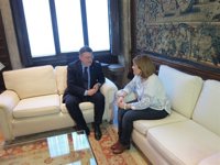 Bonig pide a Puig frenar la "rendición del PSPV" y tira de bolero: "Cómo se puede querer a dos a la vez y no estar loco"