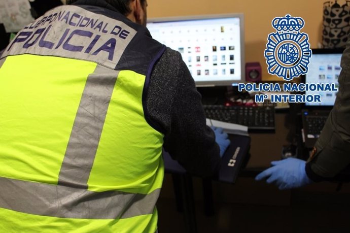 Nota De Prensa: La Policía Nacional Detiene A Dos Varones Con Documentación Fals