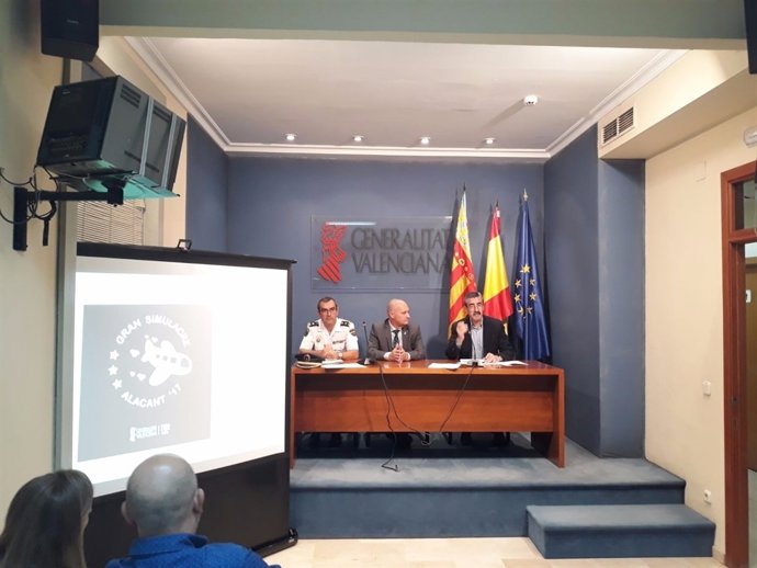 José Maria Ángel, primero por la dcha, en la presentación del simulacro