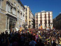 Estudiantes se manifiestan en la plaza Sant Jaume ante la Generalitat al grito de "independencia"