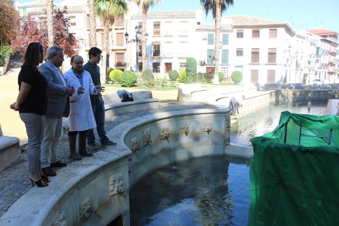 Alcalde (izda.) visita la Fuente del Rey de Priego de Córdoba