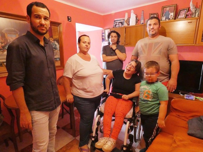 Rojas, junto a la familia de Torreblanca que pide una vivienda