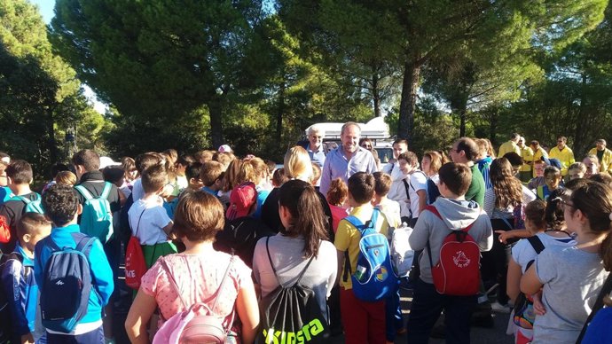 Algar, junto a un grupo de escolares, durante la visita
