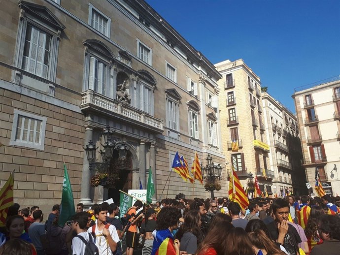 Manifestació en plaça Sant Jaume de Barcelona el 26 d'octubre