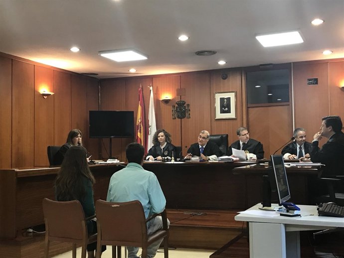 Juicio contra acusado de mantener relaciones con hijastra de su tío