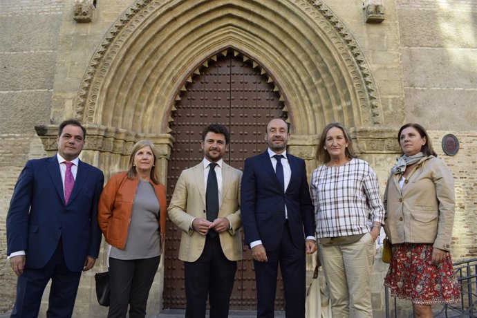 Los ediles del PP ante la iglesia de San Marcos
