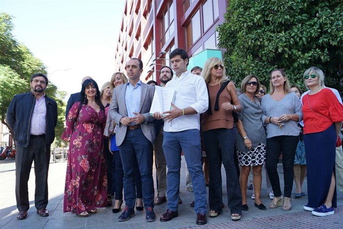 Millán, junto a vecinos de Viapol