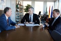 Junta y aparejadores acuerdan colaborar para implementar las actuaciones en materia de vivienda y rehabilitación