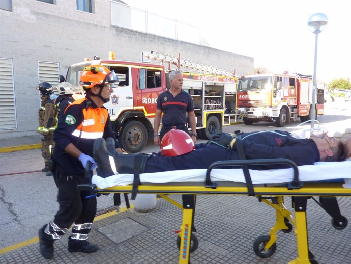 Simulacro de incendio en el hospital Juan Ramón Jiménez de Huelva. 