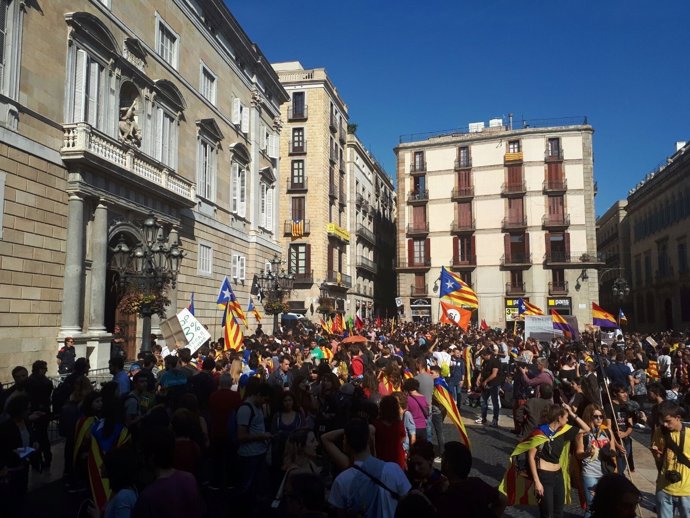 Manifestación de estudiantes ante el Palau de la Generalitat