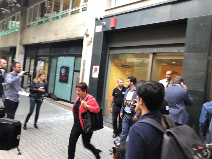 Consellera D.Bassa sailendo de la sede de ERC