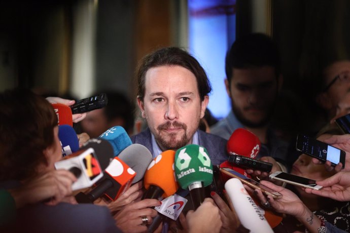 Pablo Iglesias atiende a los medios en el Senado