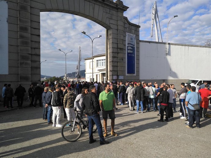 Trabajadores de auxliares de Navantia en la Ría de Ferrol
