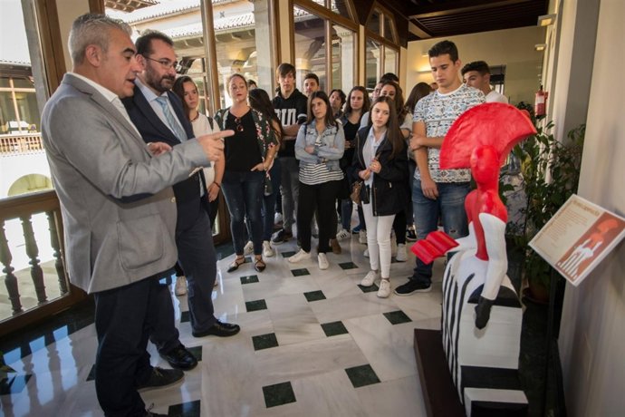 Nota Y Fotos/ Educación Acoge La Exposición De Escultura ‘Menineando Con Gloria’
