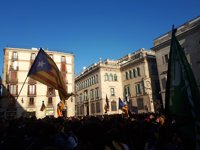 Gritos de 'Independència' en plaza Sant Jaume tras la declaración institucional de Puigdemont