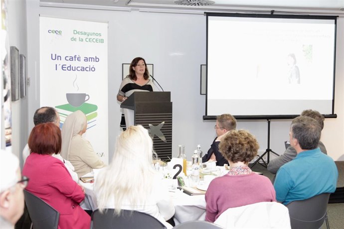 Armengol en el acto 'Un café con la Educación'