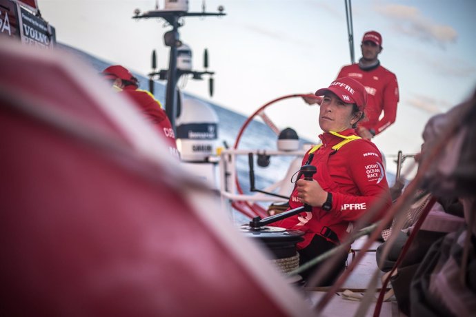 Támara Echegoyen trimando con Blair Tuke al timón del MAPFRE