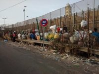 Melilla cierra nuevamente la frontera con Marruecos por el “colapso" provocado por los porteadores de mercancías