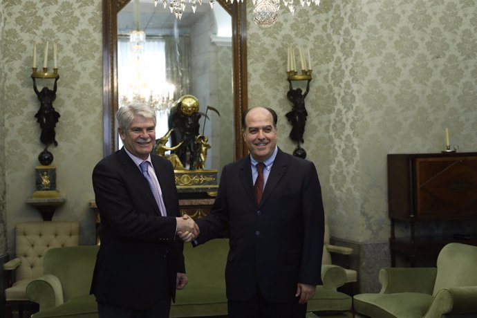 Dastis con el presidente del Parlamento de Venezuela, Julio Borges, en junio