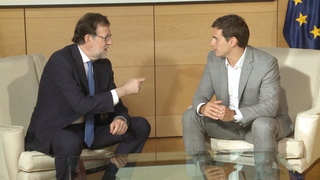 Rajoy promete a Rivera mantenerle informado sobre el 155