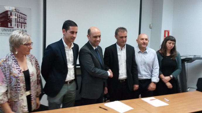 Gabriel Echávarri y Natxo Bellido firman el acuerdo