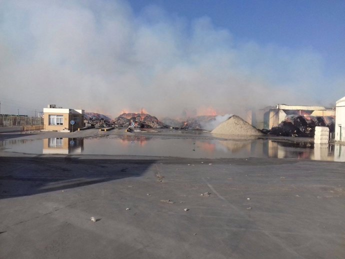 Bomberos trabajan en la extinción de un incendio en Lebrija