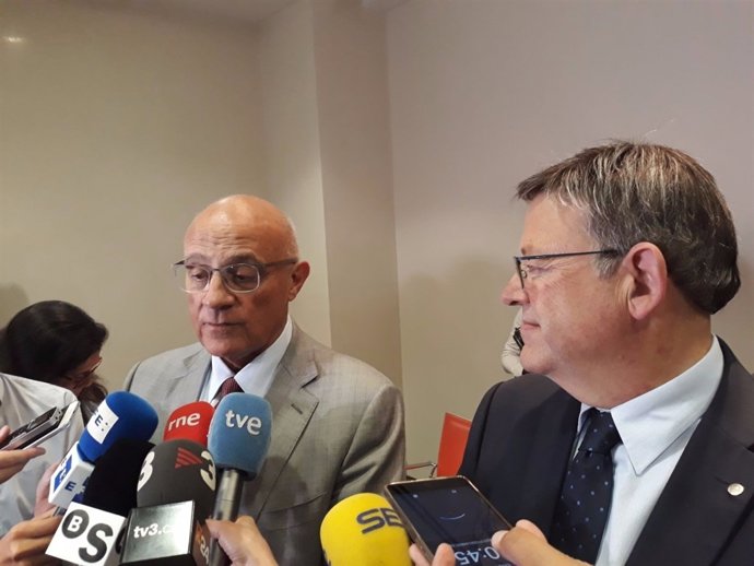 Josep Oliu atén als mitjans davant Ximo Puig