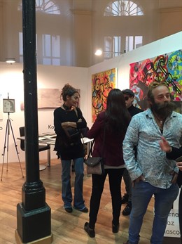 La artista Karina Zothner, al fondo en ArteOviedo 17