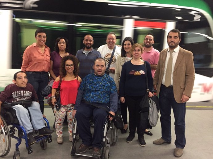 Visita de personas con discapacidad al metro