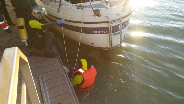Rescate del cuerpo sin vida de un varón atrapado en las hélices de un velero