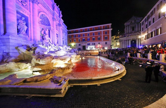 La Fontana de Trevi con el agua roja