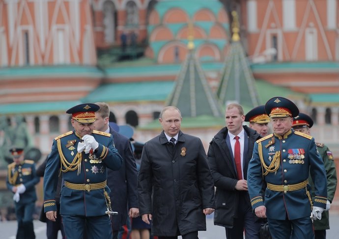Putin, junto al ministro de Defensa y algunos oficiales del ejército