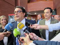Vergeles dice que la alcaldesa de Cáceres tiene que ponerse "a disposición" de la Junta para la apertura del hospital