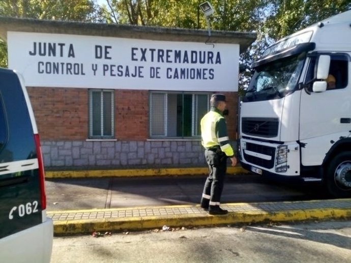 "La Guardia Civil Llevo A Cabo Dispositivo Especial De Control De Pesaje De Cami