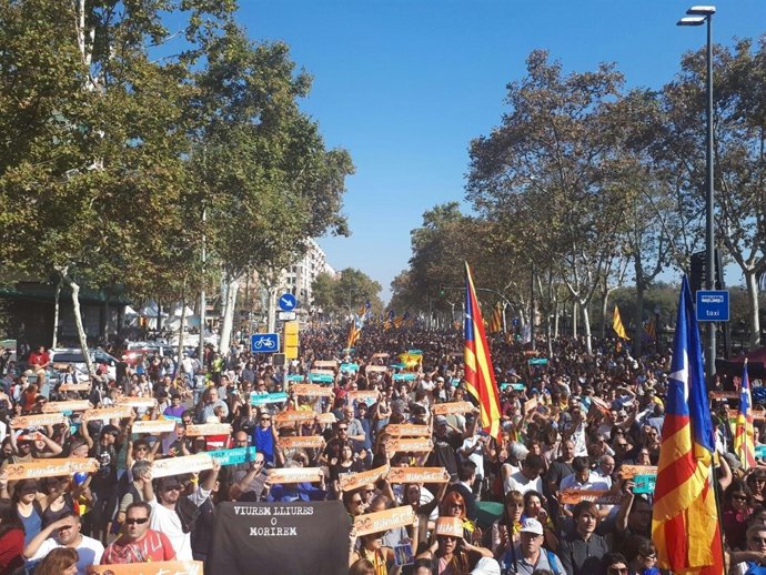 Manifestación ante el Parlament el 27 de octubre entre Pujades y Picasso