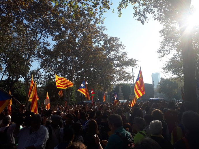 Concentració davant el Parc de la Ciutadella