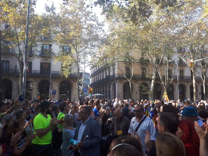 Passadís als alcaldes a la seva arribada al Parlament