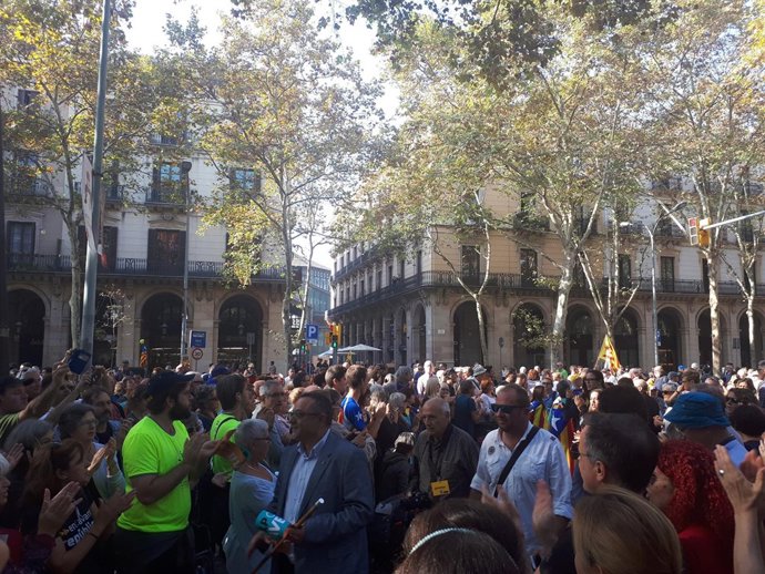 Pasillo a los alcaldes a su llegada al Parlament