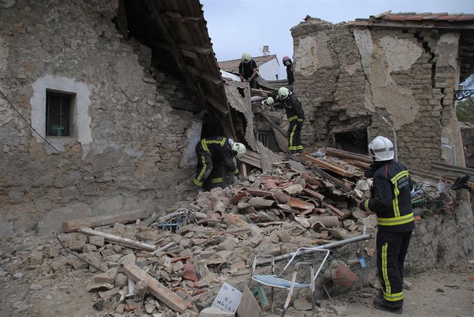 Bomberos en una casa derruida en Arazuri.