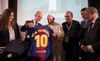 El Barça regala al Papa Francisco una camiseta con el número de Messi, en presencia del arzobispo de Barcelona