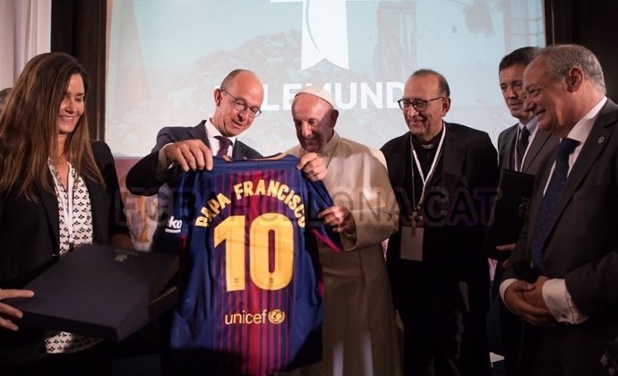 El Papa Francisco recibe una camiseta del FC Barcelona de Jordi Cardoner