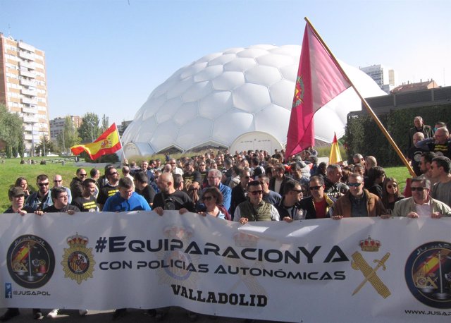 Concentración de policías y guardias civiles por la equiparación salarial