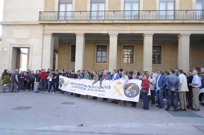 Imagen de la concentración de Jusapol ante la Delegación del Gobierno.