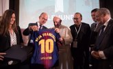 Foto: El Papa Francisco recibe una camiseta del FC Barcelona con el número de Messi