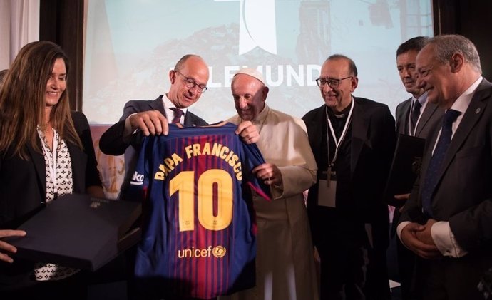 El Papa Francisco recibe una camiseta del FC Barcelona con el número de Messi