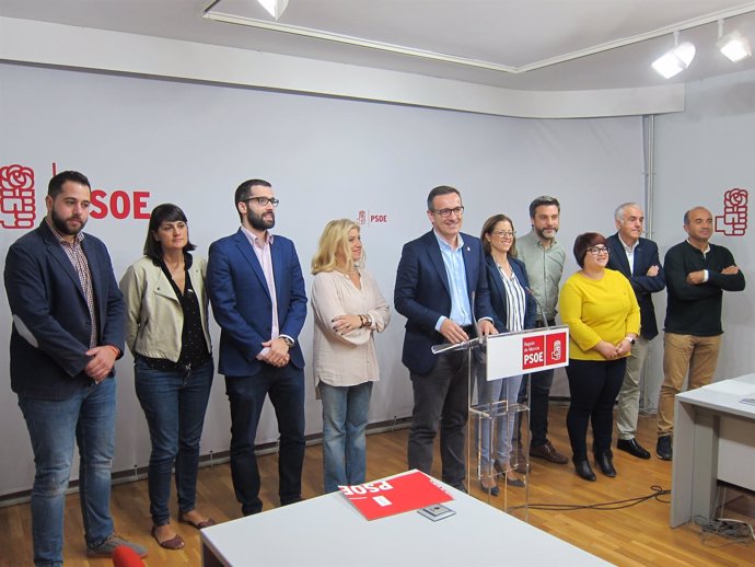 Diego Conesa, en el atril, durante la rueda de prensa