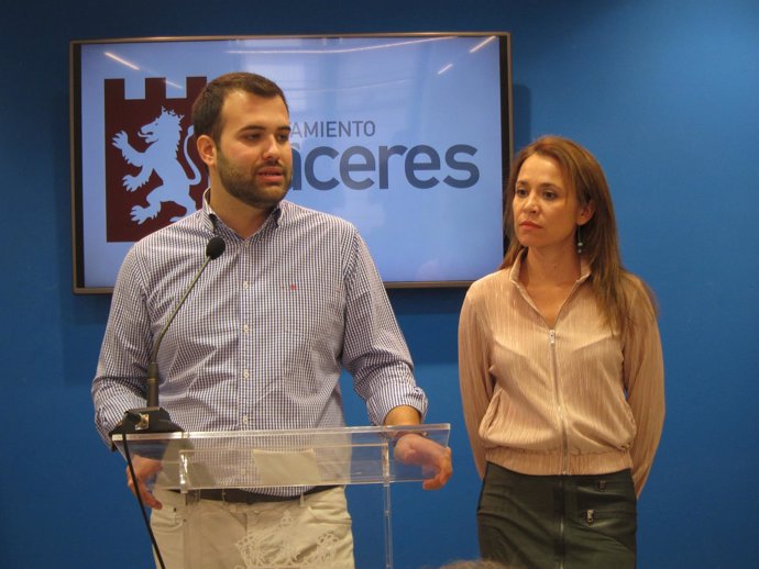 Luis Salaya y Belén Fernández, concejales del PSOE en Cáceres                