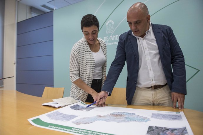 La delegada de Fomento con mapa de nuevas conexiones interurbanas por bus